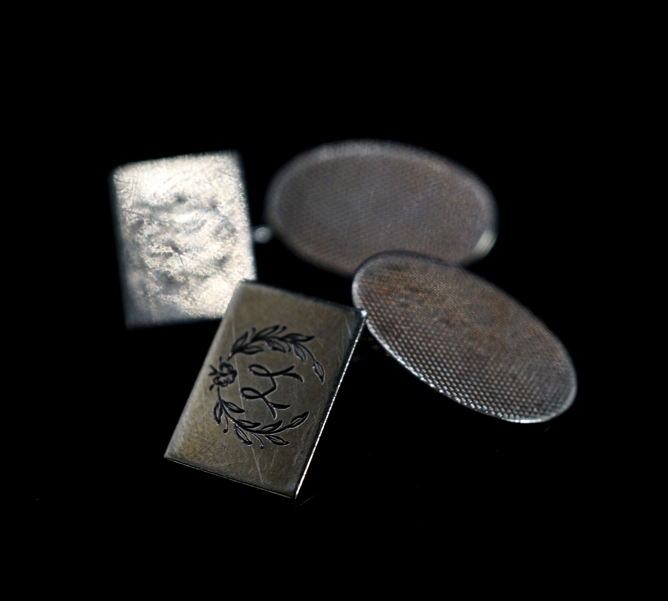 A pair of 9ct gold cufflinks, 4.1 grams.